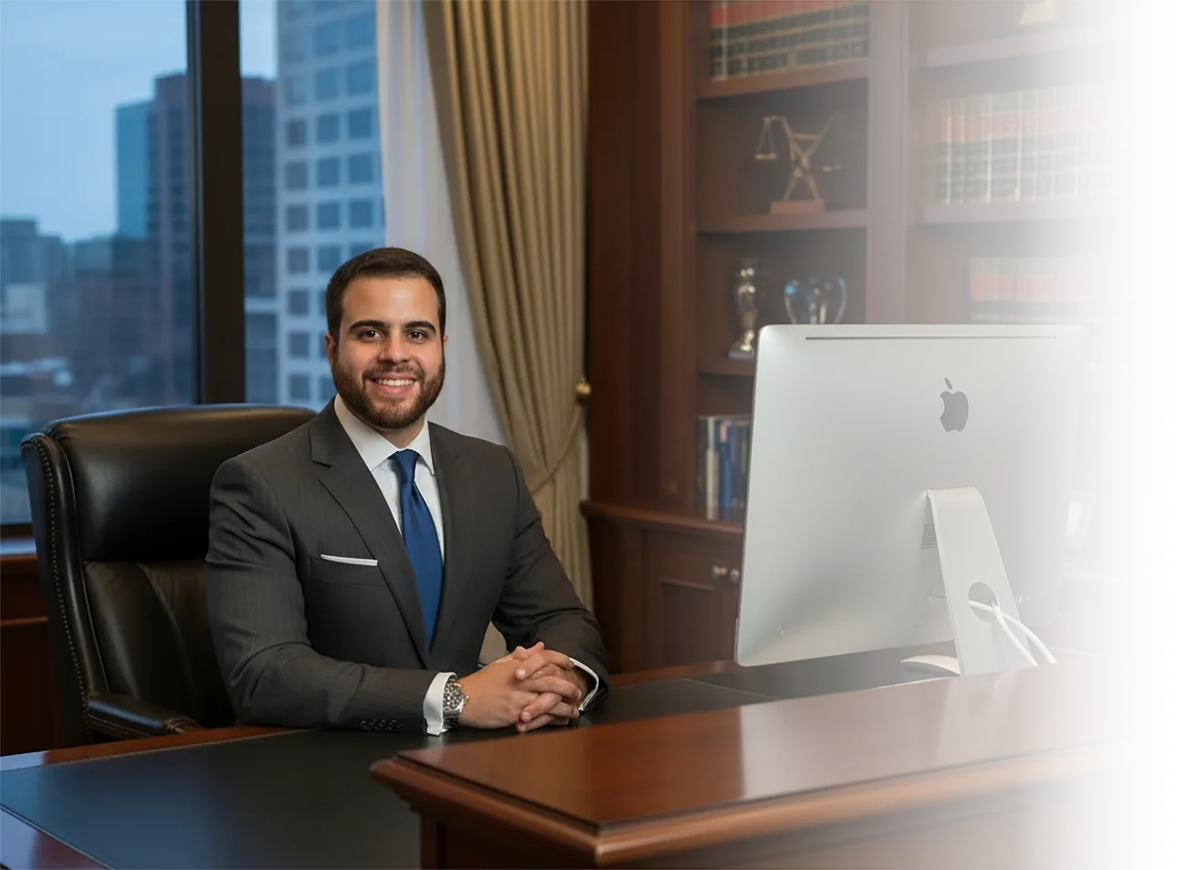 Dr. Rodrigo Azevedo em sua mesa no escritório